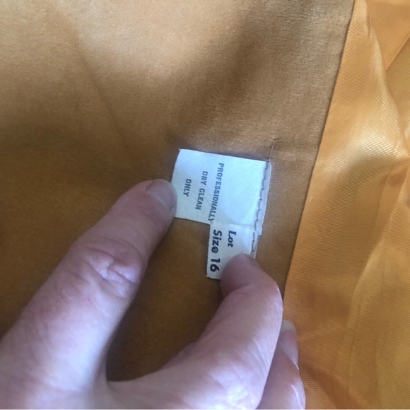 COPY - SUEDE! What a buy! 60s glam in this vintage suede cape. Soft, classy - Picture 5 of 5